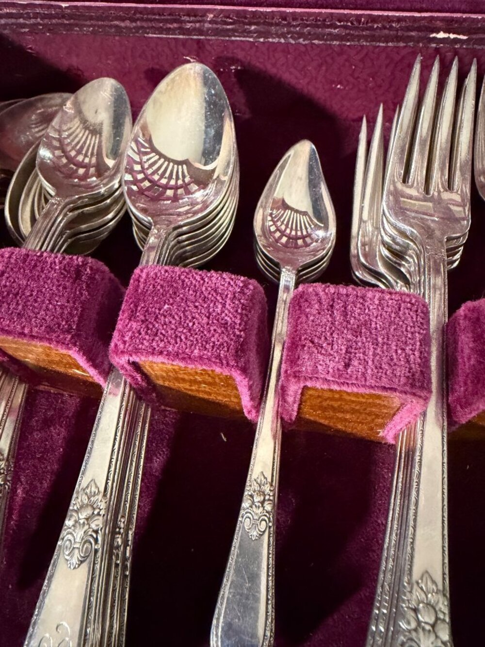 Antique Roger’s Brothers Stainless Steel Silverware Flatware Set In Wooden Case - Picture 6 of 9